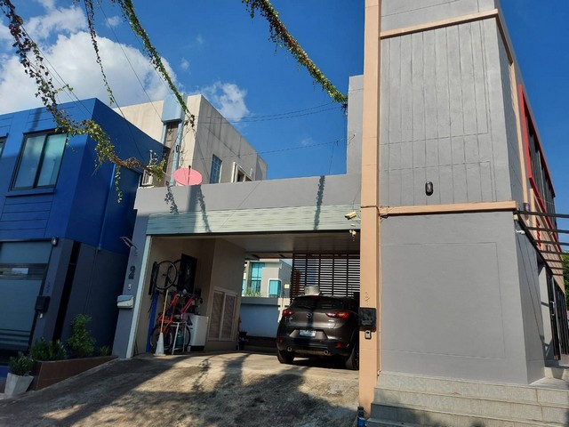 ขายบ้านเดี่ยวพร้อมสระว่ายน้ำติดถนนกรุงเทพกรีฑาสายเก่า ใกล้โรงเรียนนานาชาติไบรท์ตัน เวลลิงตัน สนามกอล์ฟยูนิโค คู่ขนานมอเตอร์เวย์บางนา-บางปะอิน ศรีนครินทร์ พระราม9ติดต่อ  อรัชพร  081-4-888-799ราคาขาย  25ล้านบาทค่าใช้จ่ายการโอน  50/50บ้านหันหน้าทิศใต้รายละเอียดบ้านขนาดที่ดิน 61 ตารางวา เนื้อที่ใช้สอย 400 ตารางเมตร มี 3อาคาร**อาคาร1 ติดหน้าถนนกรุงเทพกรีฑา เป็นอาคารพาณิชย