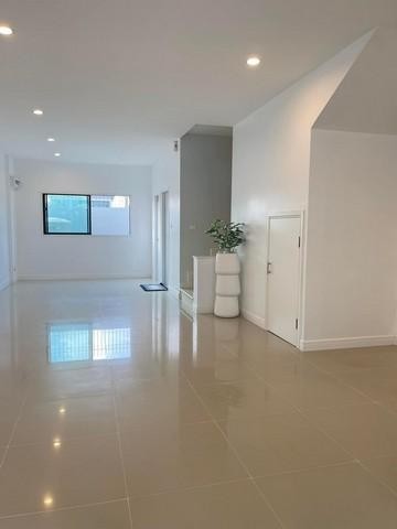 PB4088 ขายทาวน์โฮม 3 ชั้น โครงการ นลิน แกรนด์ อเวนิว วงแหวน-พระราม 9 ใกล้ถนนตัดใหม่ศรีนครินทร์-ร่มเกล้า เขตสะพานสูง