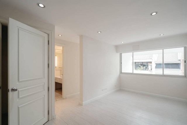 HS695ขายทาวน์โฮม 3 ชั้น ตกแต่งใหม่ เนื้อที่ 48 ตรว. ซอยสุขุมวิท 15 เดินทางสะดวกใกล้รถไฟฟ้า เหมาะอยู่อาศัย