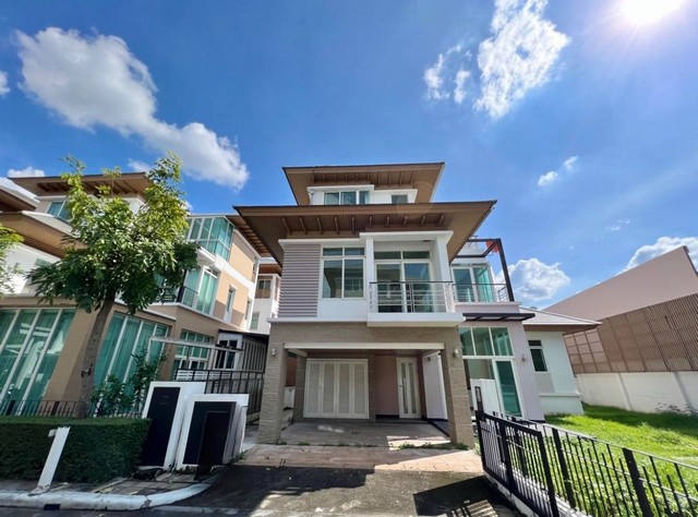 จุดเด่น หลังริมใน พื้นที่เยอะสภาพสวย พร้อมอยู่สังคมคุณภาพ ส่วนตัวสูง มีเพียง 46 ยูนิตราคา: 16,300,000 บาท (ต่อรองได้)..รายละเอียด โครงการ เดอะ ไพรมารี่ เพรสทีจ รัชดา-รามอินทรา (The Primary Prestige Ratchada-Ramintra) พิกัด https://maps.app.goo.gl/Wb33s542kNtzDPZj73 ชั้น ขนาด 88.9 ตร.วาพื้นที่ 300 ตรม.5 ห้องนอน 5 ห้องน้ำ(ไม่รวมห้องแม่บ้านและห้องน้ำในตัว ) หน้าบ้านหัน ทิศเหนือ สิ่งอำนวยความสะดวกคลับเฮ้าส์, ฟิตเนส, สระว่ายน้ำ, สวนหย�