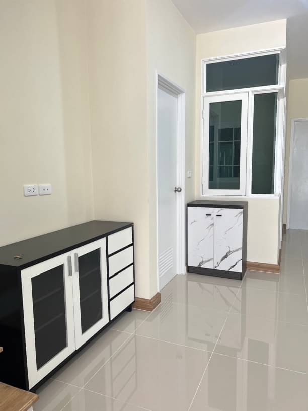 ให้เช่า 25,000 บาทเดือน ทาวน์โฮม 2 ชั้น 4 นอน 3 น้ำ โซนสันผีเสื้อ สไตล์อังกฤษ ติดถนน เฟอร์นิเจอร์ครบ หิ้วกระเป๋าพร้อมเข้าอยู่ได้เลย