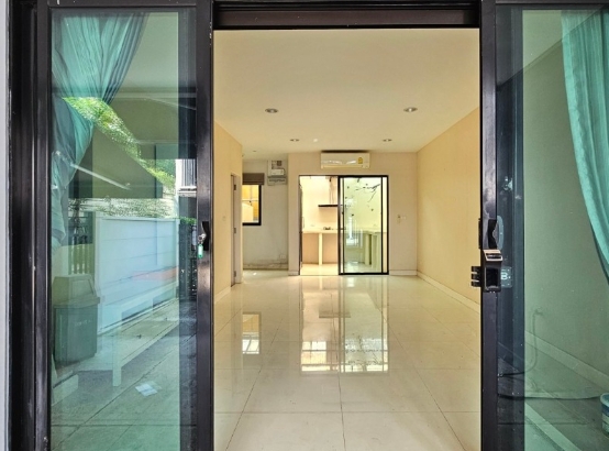 ขายทาวน์โฮม 3 ชั้น บ้านกลางเมือง รัตนาธิเบศร์  มี 3 นอน 3 น้ำ