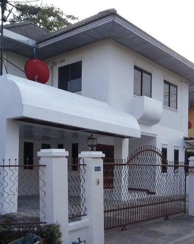 HRE352 ให้เช่าบ้านเดี่ยว2ชั้น หมู่บ้านสินธร อ่อนนุช  ลาดกระบัง ใกล้สนามบินสุวรรณภูมิ- บ้านเปล่า ไม่มีเฟอร์นิเจอร์ ไม่มีแอร์ ติดเพิ่มได้- 4 ห้องนอน 3 ห้องน้ำ- จอดรถได้ 3 คัน***ให้เช่า 15,000 บาท/เดือน***(+ค่าส่วนกลาง 800/เดือน)- มัดจำ2เดือน, ล่วงหน้า1เดือน สัญญา 1 ปีน้ำ - ไฟ จ่ายตามมิเตอร์หลวงไม่อนุญาตให้เลี้ยงสัตว์ไม่อนุญาตให้จดทะเบียนบริษัทเดินทางสะดวก เข้าออกง่ายสถานที่ใกล้