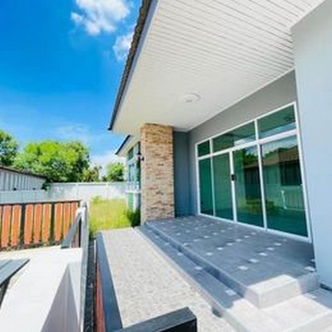 บ้านใหม่บ้านเดี่ยวชั้นเดียวมีบริเวณเดินรอบบ้านทำสวนได้ หลังใหญ่ สวย น่าอยู่ ร่มรื่น ถนนในโครงกว้างมากค่ะ????