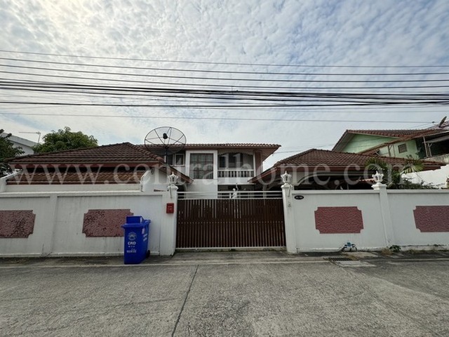 รหัสทรัพย์  5087บ้านเดี่ยว หมู่บ้านจรรยานิเวศน์ ซ.แจ้งวัฒนะ-ปากเกร็ด35ที่ตั้ง ถนนแจ้งวัฒนะ ตำบลคลองเกลือ อำเภอปากเกร็ด จังหวัดนนทบุรี 11120รายละเอียดทรัพย์  - บ้านเดี่ยว 2 ชั้น, ขนาดพื้นที่ 87 ตารางวา, พื้นที่ใช้สอย  348 ตารางเมตร- 5 ห้องนอน, 1 ห้องรับแขก, 4 ห้องน้ำ, 4 ที่จอดรถสถานที่และทำเลใกล้เคียง สถานที่ใกล้เคียง:-.ใกล้ศูนย์ราชการ-.ใกล้เซ็นทรัลแจ้งวัฒนะ-โรงพยาบาลวิภารามป