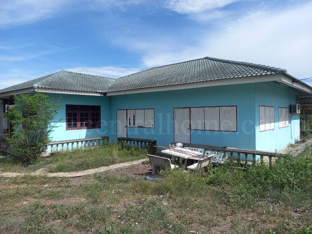 รหัสทรัพย์  4205ที่ดินพร้อมสิ่งปลูกสร้าง ถนนหนองลำเจียก อยุธยาที่ตั้ง : ถ.หนองลำเจียก ต.บ้านแถว อ.เสนา จ.พระนครศรีอยุธยา 13110 รายละเอียดทรัพย์- ที่ดินขนาดพื้นที่ 26 ไร่ 2 งาน 31 ตารางวา- บ้านเดี่ยวชั้นเดียว พื้นที่ใช้สอย 150 ตารางเมตร- 2 ห้องนอน, 3 ห้องน้ำ, 1 ห้องโถง, 1 ห้องครัว - พื้นที่ทำนาประมาณ 23 ไร่- มีบ่อสำหรับเลี้ยงปลา 2 บ่อ (ประมาณ 2 งาน)- ที่ดินทั้งแปลงกั้นรั้วรอบเป็นเสาปูนแ