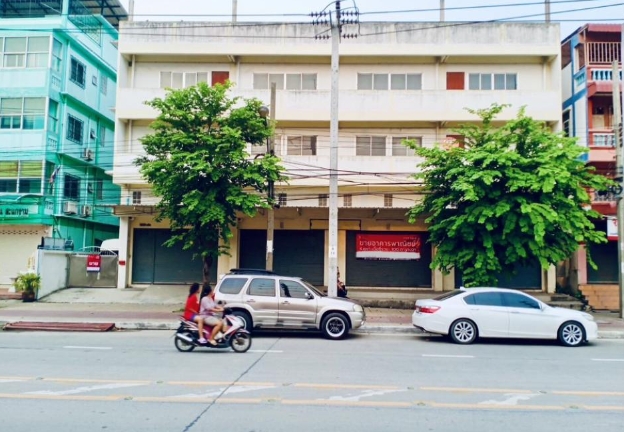 ขายอาคารพาณิชย์3 ชั้น 4 คูหา เนื้อที่ 100 ตรว ถนนสะแกงาม 7 บางขุนเทียน ย่านพระราม2 ใกล้ทางด่วน