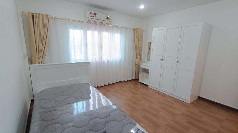 รีโนเวทใหม่ทั้งหลัง สภาพสวยมากม. สุขสันต์ 6 ถนนกาญจนาภิเษก บางแคทาวน์เฮ้าส์  2 ชั้น 18 ตารางวา รีโนเวทใหม่ สภาพสวยมากทำเลที่ตั้ง ทาวน์เฮ้าส์ ม. สุขสันต์ 6  ถนนกาญจนาภิเษก 005/1  แขวงหลักสอง เขตบางแค กทม.( ซอยเดียวกับโครงการ Golden Empire Bangkae )ใกล้เดอะมอลล์ไลฟ์สโตร์ บางแค ประมาณ 3 กิโลเมตรใกล้รถไฟฟ้า MRT สถานีหลักสอง ประมาณ 3 กิโลเมตรใกล้โรงพยาบาลเกษมราษฎร์บางแคใกล้ถนนเพชรเกษมใก