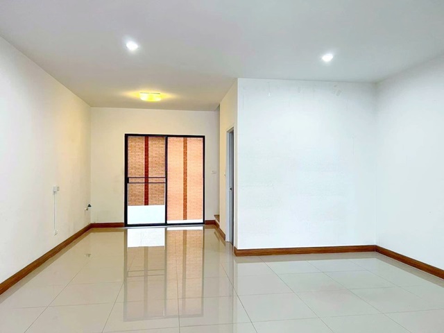 หน้าบ้านไม่ชนเพื่อนบ้าน ซิตี้ รร.สารสาสน์วิเทศศึกษา ให้เช่า ทาวน์โฮม  20 ตรว. ประชาอุทิศ90 แอร์ 3  2นอน 3น้ำ