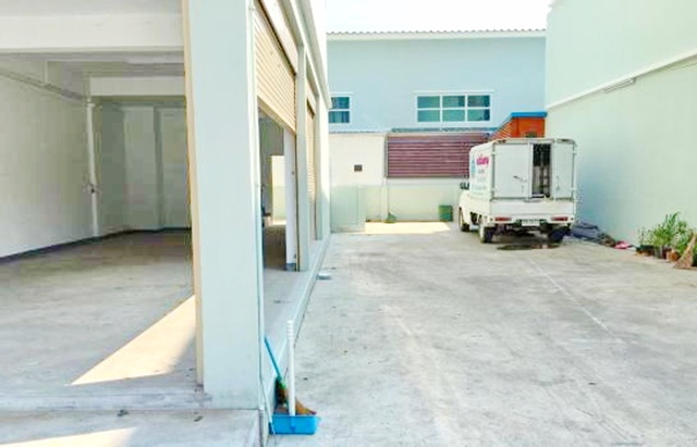 อาคารพาณิชย์ 3 ชั้น 3น้ำ กาญจนาภิเษก 2.9 กม. Central Westgate หัวมุม ชั้นดาดฟ้ามีหลังคา ขนาด 22ตร.ว. แก้วอินทร์ 195 ตรม.