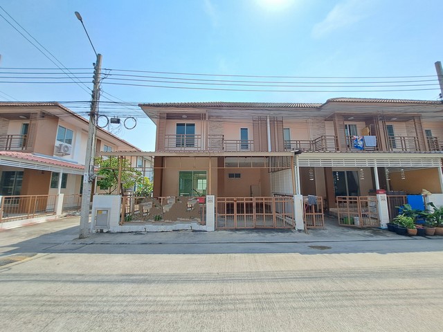    รายละเอียดเพิ่มเติม Code ID : AP 0403 ขาย   1,890,000   บาท- พื้นที่ใช้สอย :  26 ตร.ว.- จำนวนห้อง : 3 ห้องนอน 2 ห้องน้ำ- ที่จอดรถ :  1    พิกัดทรัพย์ :   https://maps.app.goo.gl/wTLYWDKFSDS5Cior7 สถานที่ใกล้เคียง  -เดอะมอลล์ บางแค,เซ็นทรัล พระราม2 -ม.เทคโนโลยีพระจอมเกล้าธนบุรี(บางมด),ม.เทคโนโลยีพระจอมเกล้าธนบุรี(บางขุนเทียน)  -เทสโก้ โลตัส,ร.ร.สารสาสน์วิเทศศึกษา,ร.ร.สวนกุหลาบวิทยาลัย  -รพ.นครธน, รพ.เกษมราษฎร์ บางแค สอบถามเพิ่มเ