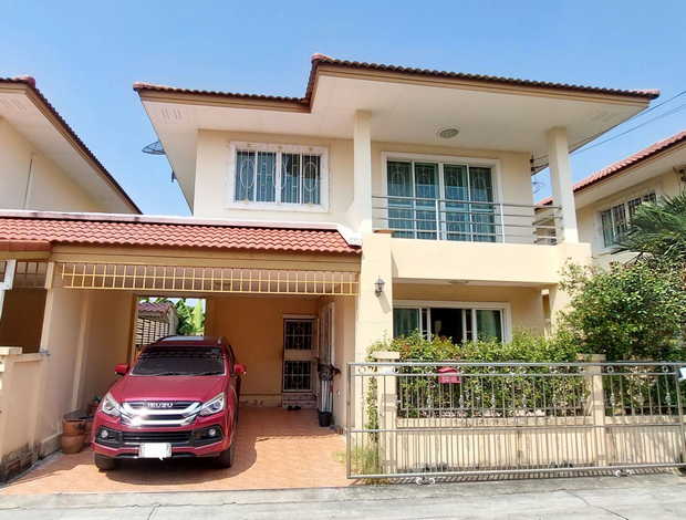 ขายบ้านแฝด 2ชั้น สไตล์บ้านเดี่ยว หมู่บ้านสุริยาเพอร์เฟค บางนา กม.5 ใกล้เซ็นทรัลบางนา สมุทรปราการ ที่ตั้ง : หมู่บ้านสุริยาเพอร์เฟค ถนนหนามแดง ตำบลบางแก้ว อำเภอบางพลี จังหวัดสมุทรปราการ 10540ขนาดพื้นที่ : 37 ตารางวารายละเอียด : - บ้านแฝด 2 ชั้น (หันหน้าทิศใต้)- 3 ห้องนอน / 2 ห้องน้ำ - 1 ห้องรับแขก / 1 ห้องครัว - 2 ที่จอดรถ- แอร์ 1 เครื่อง- มุ้งลวด / เหล็กดัด และ ผ้าม่าน- กระเบื้องปูพื้