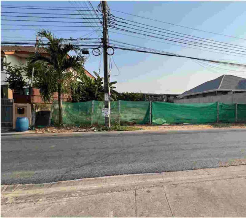 ให้เช่าที่ดินเปล่าถมแล้ว ติดถนน ย่านรามอินทรา ใกล้รถไฟฟ้า ที่ตั้ง : ซอยรามอินทรา 65 แยก 2-2 แขวงท่าแร้ง เขตบางเขน กรุงเทพมหานคร 10220พิกัด : https://maps.app.goo.gl/rsn16cYqtawc8uUP6ขนาดพื้นที่ : 95 ตารางวารายละเอียดให้เช่าที่ดินเปล่าถมแล้ว รามอินทรา 65 แยก 2-2 หน้าที่ดินติดกับถนนในซอย ล้อมรั้วรอบทั้ง 4ด้านเทฟื้นปูนแล้วเป็นบางส่วนปรับถมหน้าที่ดินพร้อมใช้งาน หน้าปากซอยมีร้านสะดวกซื้อ เช่น เซ