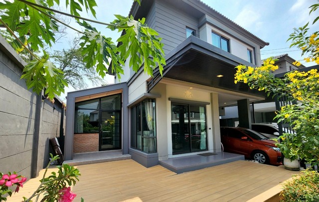 ประเภทอสังหาริมทรัพย์ : บ้านแฝด 2 ชั้น หลังริมเนื้อที่ดิน        :  47.4  ตร.วา พื้นที่ใช้สอย   :  167 ตร.เมตรทิศ          :  เหนือฟังก์ชั่นบ้าน   :  3 ห้องนอน 3 ห้องน้ำ 2 จอดรถ                    :  1 ห้องนั่งเล่น/รับแขก                     :  2 ห้องครัว Built-in  จุดเด่น/การต่อเติม  -ต่อเติม ห้องข้างบ้านสไตล์นอดิก เหมาะเป็นห้องนอน,ห้องทำงานหรือห้องอเนกประสงค์-ต่อเติม ด้านข้างบ้านเพิ่มพื้นที่ใช้สอย ได้ประโยชน์มากขึ้น-ต่อ�