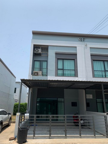 รหัสทรัพย์ C5645ขายทาวน์เฮาส์ 2.5 ชั้น ใกล้เซ็นทรัลพิษณุโลก ใกล้รร.อิมพีเรียลพิษณุโลก โครงการเอสเซ็นท์ทาวน์ ต.พลายชุมพล อ.เมือง จ.พิษณุโลก รายละเอียดทรัพย์• เนื้อที่ 22 ตร.ว.• พื้นที่ใช้สอย 165 ตร.ม.• หน้ากว้าง 6 เมตร• 4 ห้องนอน 3 ห้องน้ำ 1 ห้องครัว• 2 ห้องรับแขก จอดรถได้ 2 คัน• แอร์ 3 ตัว 2 ห้องนอน 1 ห้องรับแขก• ผ้าม่านทั้งหลัง• เคาน์เตอร์ครัวแบรนด์บุญถาวร• ด้านหน้าและด้านหลัง