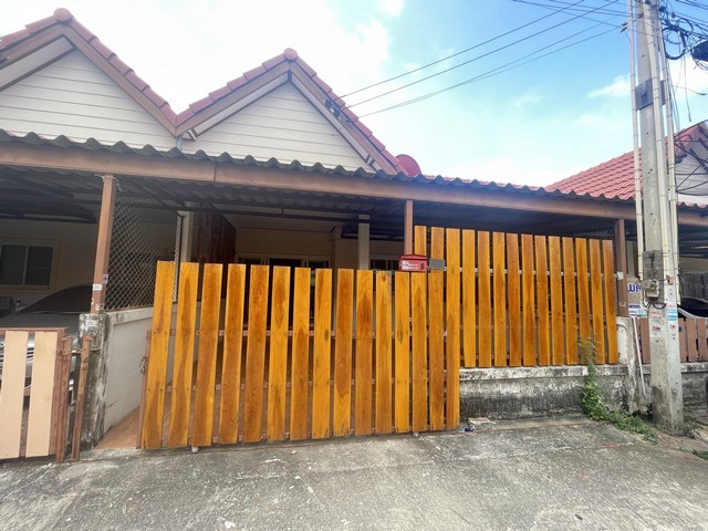    รายละเอียดเพิ่มเติม Code ID :  PSC00822 ขาย  1,401,000  บาท- ขนาดพื้นที่ :  24.00 ตร.ว.- พื้นที่ใช้สอย :   96.00 ตร.ม.- จำนวนห้อง :   2 ห้องนอน 1 ห้องน้ำ- ที่จอดรถ :    1 คัน   - บ้านหันไปทางทิศ : เหนือ พิกัดทรัพย์ :    https://maps.app.goo.gl/q8gVHGgXQHdAdr2p9 สถานที่ใกล้เคียง  -  โรงพยาบาลกรุงเทพระยอง -  โรงเรียนมาบตาพุดพันพิทยาคาร -  หาดแสงจันทร์ -  โลตัส มาบตาพุดสอบถามเพิ่มเติม/นัดชมโทร. 097-419-5982(พลอย)โทร. 096-932-4624(ออมสิน)Line : @panaya (มี@ด้านหน้า)ปรึกษาส