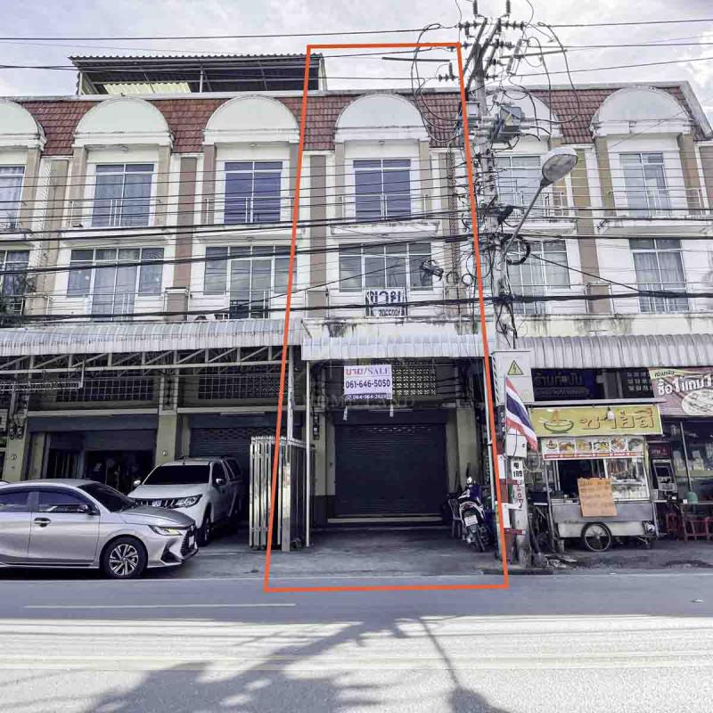 BHL522อาคารพาณิชย์ 3.5 ชั้น  บางกร่าง 63  ติดถนนใหญ่ที่ตั้ง : ถ. บางกรวย-ไทรน้อย ตำบล บางกร่าง อำเภอเมืองนนทบุรี นนทบุรี 11000รายละเอียดบ้าน- เนื้อที่ 22.2 ตร.ว. -  พื้นที่ใช้สอย 350 ตร.ม. - 3 ห้องนอน 2 ห้องน้ำ - 1 ห้องครัว- ที่จอดรถ 1 คันสถานที่ใกล้เคียง- รพ.เกษมราษฎร์ รัตนาธิเบศร์- เดอะ คริสตัลพาร์ค ราชพฤกษ์- เดอะ วอล์ค ราชพฤกษ์ - เซ็นทรัลเวสต์เกต - สถานีรถไฟฟ้า สายสีม่วง สถานีบางพลูการเดิน