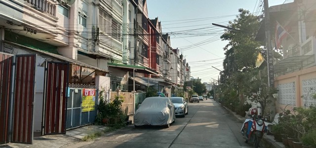 ขายทาวน์โฮมเล่นระดับ 3 ชั้น 18.2 ตร.วา  ราคาถูก  พร้อมอยู่  ใกล้สถานีรถไฟฟ้า  ถนนสุขสวัสดิ์37   ZTK063