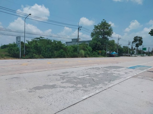 CK134ขายที่ดินถมแล้วใกล้แยกบ้านแลง เมืองระยองเนื้อที่ 6 -1-17 ไร่ (แบ่งขายได้) พิกัด ต.เชิงเนิน อ.เมือง จ.ระยองขายตารางวาละ 25,000 บาทหน้ากว้างติดถนนสองด้าน ด้านหน้าติดถนนเส้นหลัก กว้าง 80 เมตรด้านหลังติดถนนซอย (ซอยรุ่งเรือง) กว้าง 60 เมตรเป็นพื้นที่สีแดง ห่างแยกบ้านแลงเพียง 250 เมตร (ถนนเส้นหมายเลข36)ห่างจากถนนเส้นหมายเลข 3 (สุขุมวิท) 1 กม.+++++++++++++++++++++++++++ สนใจสอบถามเพิ่มเติม 0958134978  คุ