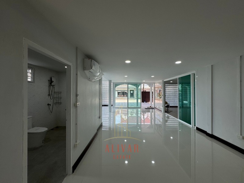 RB040224 ให้เช่า บ้านTownhome 2ชั้น หมู่บ้านฉัตรเกล้าวิลล่า ซ.นวมินทร์ 153 สามารถทำเป็นออฟฟิศหรืออยู่อาศัยได้ค่าเช่า 250,000 บาท/เดือนรายละเอียด :- ขนาดพื้นที่: 72.20 ตร.ว. - พื้นที่ใช้สอยกว่า 300 ตร.ม.- 3ห้องนอน 5ห้องน้ำ-1ห้องทำงาน, 1ห้องครัว- ห้องอเนกประสงค์, ห้องรับแขก, - แอร์ครบ ทุกห้อง- ประตู ไฟฟ้า- จอดรถในบ้านได้ 3 คัน และ หน้าบ้านได้ 2 คัน- บ้านสภาพใหม่เพิ่งตกแต่งสถานที่ใกล้เคียง- 240 ม.: 7-11 คล