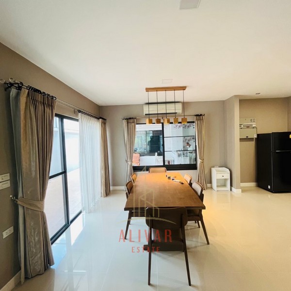 RH040624 ให้เช่าบ้านเดี่ยว 2ชั้น 2 หลังติดกัน บ้านเอารั้วออก มัณฑนา รามอินทรา-วงแหวน ใกล้ทางด่วน และรถไฟฟ้า ใกล้ห้างแฟชั่นไอแลนด์ ค่าเช่า 150,000 บาท/เดือน (สัญญา 1 ปี)- ประกัน 2 เดือน ล่วงหน้า 1 เดือน บ้านเดี่ยว 2 ชั้น 2 หลังติดกัน บ้านเอารั้วออก :- ที่ดิน 118 ตร.ว. (รวม 2 หลัง)- พื้นที่ใช้สอย 330 ตร.ม. (รวม 2 หลัง)- 6 ห้องนอน 6 ห้องน้ำ (รวม 2 หลัง)- ครัวไทย ทั้งด้านในบ้าน และนอกบ้าน - มีตู้เย็น เครื่