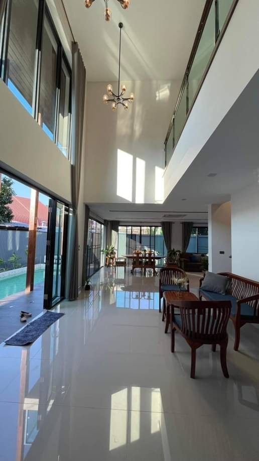 โซนสุเทพ บ้านพูลวิลล่าให้เช่า 95,000 บาท/เดือน 74.5 ตรว. 4 นอน 5 น้ำ วิวดอยสุเทพ ตกแต่งครบด้วยเฟอร์นิเจอร์ไม้สัก บ้านว่าง 5 พ.ค. 67