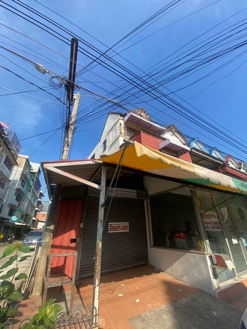 รายละเอียดเพิ่มเติม Code ID : BB 16052 ขาย   3,420,000   บาท- ขนาดพื้นที่ : 25 ตรว.- จำนวนห้อง : 3 ห้องนอน 3 ห้องน้ำ - ที่จอดรถ : 1     พิกัดทรัพย์ :  https://maps.app.goo.gl/zBRWGcZixtnPYzdA8  สถานที่ใกล้เคียง  -ใกล้C Market Palm Island, BTS สำโรงเพียง -ใกล้ตลาดสดหนามแดง, วัดหนามแดง, โรงเรียนมัธยมวัดด่านสำโรง -ใกล้โรงเรียนสุขเจริญผลเพียง, โรงพยาบาล สินแพทย์ เทพารักษ์สอบถามเพิ่มเติม/นัดชมโทร. 097-419-5982(พลอย)โทร. 096-932-4624(ออมสิน)Line : @panaya (มี@ด้านหน้า)ปรึ