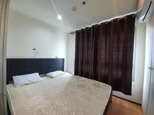 Lumpini Sukhumvit 77 2, private, nice, clean, 12th floor, BTS On Nut.***Service for selling/renting houses, condos and giving advice. If interested, contact at any time***Interested in additional details or pictures or to make an appointment to see the room, contact Ekachai (Aui).  T. 089-799-5598Line ID: @auiauiaui001 (add @ in front) (Agent Post)Room type: 1 bedroom, 1 bathroomSize 23 sq m., 12th floor, Building A2Clean room, beautifully decorated, ready to move in.details-------------------------------------------------- ------------Rental price: 8,000 baht per monthSelling price: 1.59 million baht-------------------------------------------------- ------------*Facilities worth using- swimming pool– Fitness– Garden– playground– Shuttle bus project-BTS On Nut (service fee 20 baht/person/trip)-------------------------------------------------- ------------*Nearby important places (Based on information from Google Map)1. Big C On Nut2. Tesco Lotus On Nut3. Century Park4 BTS On Nu