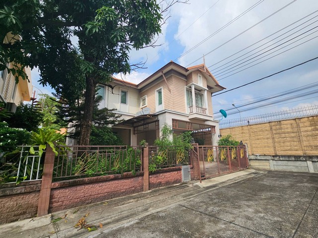 รายละเอียดเพิ่มเติม Code ID : AV 0044 ขาย   3,838,000   บาท- ขนาดพื้นที่ : 54.3 ตร.ว.- จำนวนห้อง :3 ห้องนอน 3 ห้องน้ำ- ที่จอดรถ :  1  พิกัดทรัพย์ :   https://maps.app.goo.gl/UaeRdfLxbet7kPhx7 สถานที่ใกล้เคียง  -ใกล้บิ๊กซี เทพารักษ์, เทสโก้โลตัสบางนา -ใกล้ที่ว่าการอำเภอบางพลี, โรงพยาบาลจุฬารัตน์1, สนามบินสุววณภูมิสอบถามเพิ่มเติม/นัดชมโทร. 097-419-5982(พลอย)โทร. 096-932-4624(ออมสิน)Line : @panaya (มี@ด้านหน้า)ปรึกษาสินเชื่อฟรี One Stop Service ดูแลตั้งแต่ต้นจน