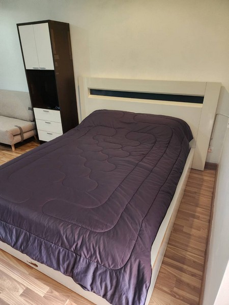 คอนโด ให้เช่าใน Regent Home 12 Latphrao 41 รีเจ้นท์ โฮม 12 ลาดพร้าว 41 วิวสระ 31.29 ตรม เฟอร์ครบ*** Renovate ใหม่ ***ให้เช่า 7,000 บาทต่อเดือนห้อง Studio1 ห้องนอน1 ห้องน้ำเนื้อที่ 31.29 ตารางเมตรชั้น 3อาคาร Bวิวสระว่ายน้ำ ระเบียงหันหน้าทิศใต้ ไม่ร้อนตลอดวันเฟอร์นิเจอร์ครบ ตกแต่งครบ พร้อมเข้าอยู่เครื่องใช้ไฟฟ้า มีดังนี้- ประตูดิจิตอล- เครื่องซักผ้า- เครื่องอบผ้า- ไมโครเวฟ- ทีวี- เครื่องทำน้ำอุ่น- ที่กรองน