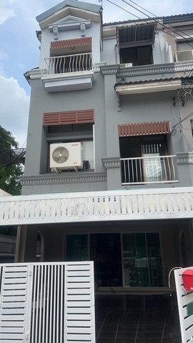 ให้เช่าทาวน์โฮม 3 ชั้นหลังมุม 3 ห้องนอน บ้านกลางเมือง เหม่งจ๋าย-ลาดพร้าว80 ใกล้เลียบด่วน ใกล้รถไฟฟ้า เข้าออกได้ทั้งลาดพร้าว 80 และเหม่งจ๋าย 