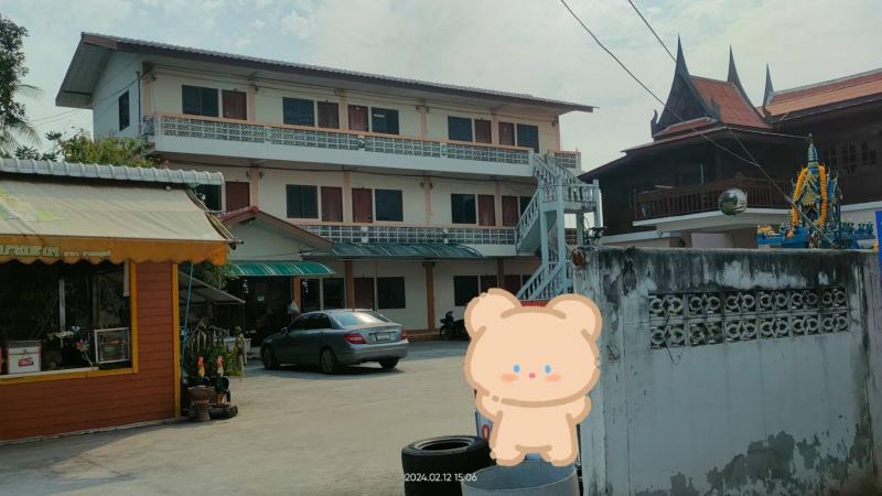 รหัสทรัพย์ : TM650195 ขายบ้านพร้อมเรือนไทยขนาด 286 ตารางวา ริมถนนราชพฤกษ์ก่อนถึงวงเวียนพระราม 5ราคาขาย 98 ล้าน*รายละเอียด-พร้อมหอพักขนาด 3 ชั้น จำนวน 15 ห้อง-บ้านเรือนไทยขนาด 5 ห้องนอน 3 ห้องน้ำ 1 ครัว ในบ้านและนอกบ้าน-ที่ดินสี่เหลี่ยม 30 * 30- ทำเลทอง ทางเข้าหน้าบ้าน 13 เมตร* เหมาะสำหรับ-เป็นปากทางเข้าหมู่บ้าน -​-ทำร้านค้าปั๊มน้ำมัน- ตลาดนัด Big C Express -​โลตัสเเอ็กซ์เพรส-หอพัก- บ้านเดี