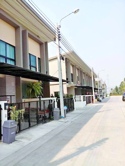 ให้เช่า ทาวน์โฮม  21 ตรว.ประชาอุทิศ90 แอร์ 3 หน้าบ้านไม่ชนเพื่อนบ้าน ซิตี้ รร.สารสาสน์วิเทศศึกษา 13,498 บาท-เดือน  2นอน 3น้ำPrachaUthit 90 3A/C In front of the house not have neighbors Townhome for rent 21 sq.wa. City  13,498 baht-month 2bed 3bath Sarasas Inter Suksa Sch.ถนนประชาอุทิศ 90 ถนน วัดคลองสวน แขวงทุ่งครุ เขตทุ่งครุ กรุงเทพมหานคร 10140 ตำบล ในคลองบางปลากด อำเภอพระสมุทรเจดีย์ สมุทรปราการ 10290 ทาวน์โฮม 2  ชั้น  2ห้องนอน  3ห้องน้ำหันหน้าทิศ : เหนือเฟอร์นิเจอร์ : เครื่�