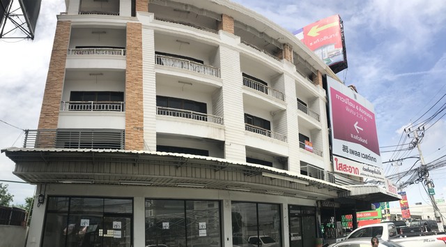 ขายอาคารพาณิชย์ 3 ชั้นครึ่ง ริมถนนกาญจนาภิเษก ช่วงบางใหญ่ขายอาคารพาณิชย์ ติดถนนกาญจนาภิเษก (ขาออก) อยู่เยื้องเซ็นทรัลเวสเกต รัตนาธิเบตร์ติดกับร้านก๋วยเตี๋ยวใสสะอาด ข้างซอย ถนนแก้วอินทร์ เป็นอาคาร 2 คูหาหน้ากว้าง 8 เมตร 3 ชั้นครึ่ง บนที่ดิน 34 ตรว. เดิมให้ร้าน 7-11 เช่าอยู่ สัญญาเพิ่งหมดลงจอดรถหน้าร้านได้  อยู่ใกล้ๆ ทางขึ้น ถนนมอเตอร์เวย์มุ่งหน้าไปแม่สอดขายถู