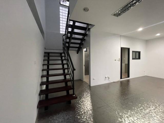 ขายบ้านเดี่ยว พร้อมสระว่ายน้ำ ถนนกรุงเทพกรีฑาสายเก่า ขนาดที่ดิน 61 ตรว. พื้นที่ใช้สอย 400 ตารางเมตร ใกล้โรงเรียนนานาชาติไบรท์ตัน เวลลิงตัน