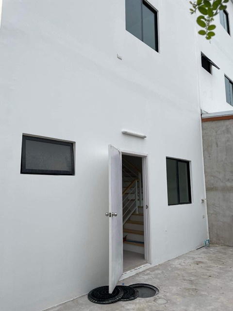 นวนคร-พหลโยธิน 225 ตรม. บางปะอิน ไม่เคยอยู่ ให้เช่า อาคารพาณิชย์ 3 ชั้น 23 ตรว. รพ.ธรรมศาสตร์ 7 กม.