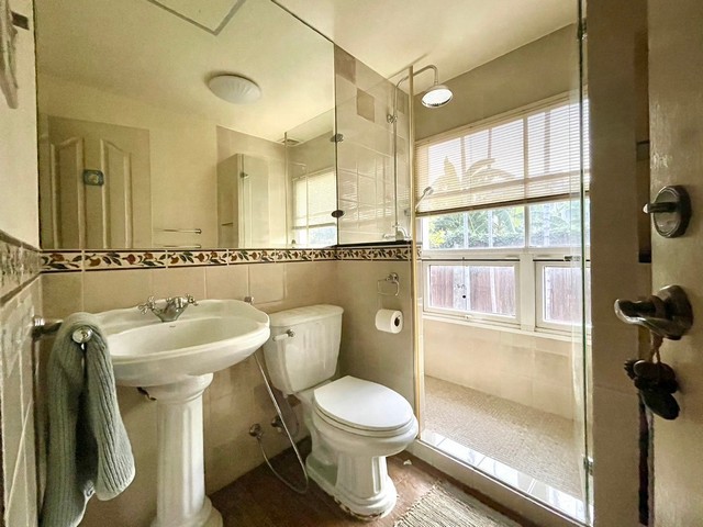 ขายบ้านชั้นเดียว  เนื้อที่ 192 ตารางวา ตกแต่งสไตส์เรือนไทย ย่านสุขุมวิท 101  บ้านกว้างมาก ต้นไม้เยอะ