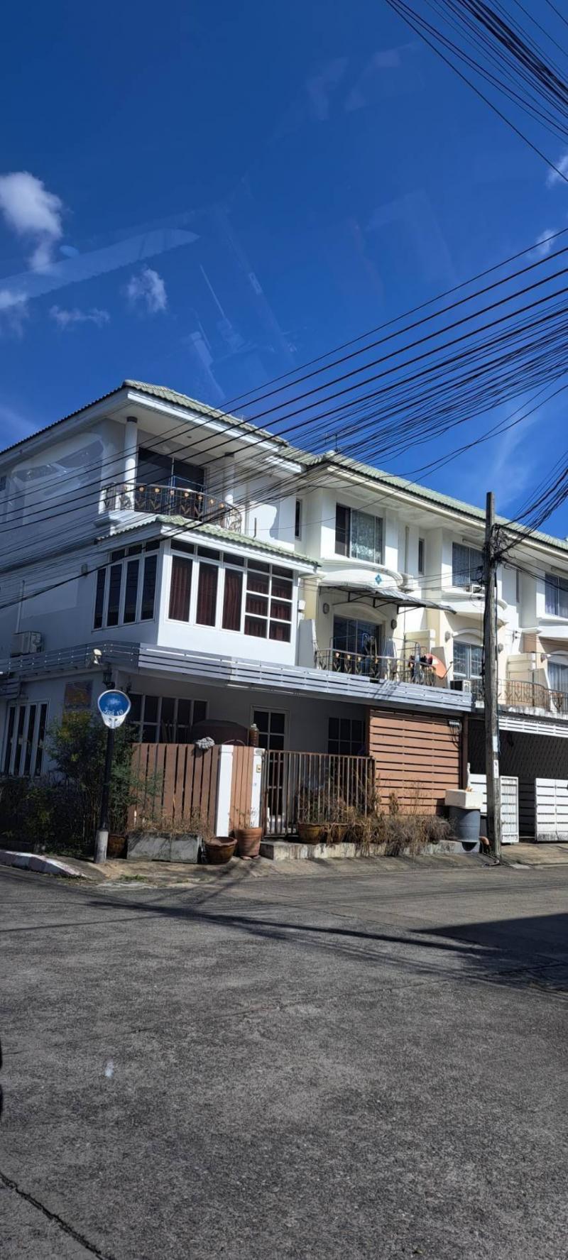 รหัสทรัพย์ : TM650197 ขายบ้านทาวน์เฮ้าส์ 3 ชั้น​ 2 ห้อง หมู่บ้านศุภาลัยวิลล์ซอยรามอินทรา 40 แยก 8-5ราคา 35 ล้าน*รายละเอียด-ติดถนน 2 ด้าน-3 ชั้น-2 ห้องนอน-3 ห้องน้ำ-1 ห้องครัว-1 ห้องรับแขก ติดกัน 2 ห้อง*ใกล้สถานที่สำคัญ- ใกล้ มหาวิทยาลัยราชภัฏพระนคร- มีรถไฟฟ้า 2 สายสายหลักสี่และสายสะพานใหม่ -​ใกล้ตลาดเลียบด่วนรามอินทรา????????‍♀️สนใจติดต่อ:????????‍♀️โทร   : แหม่ม  083-459-2878 , 097-242-7356ลูกค้าแอดเพื่อนแล