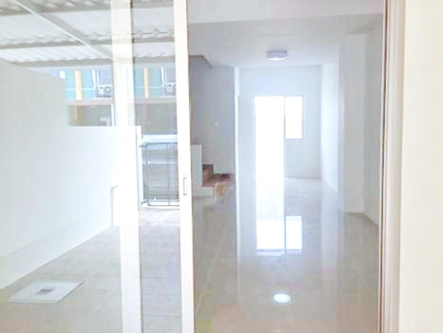 นิคมฯอมตะนคร ใหม่เอี่ยม ให้เช่าบ้าน 2 ชั้น 15ตรว. 128ตรม. สี่แยกพานทอง ชลบุรีเฟส10 2นอน 2น้ำ 1แอร์ 1จอดรถ เดินทางสะดวก ตลาดรัตนากรอมตะ