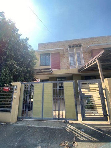 รายละเอียดเพิ่มเติม Code ID : BG 1594 ขาย  2,850,000    บาท- ขนาดพื้นที่ : 35.8 ตารางวา- จำนวนห้อง : 3 ห้องนอน 3 ห้องน้ำ- ที่จอดรถ : 1     พิกัดทรัพย์ :  https://maps.app.goo.gl/62krsFREHDdPADFi7  สถานที่ใกล้เคียง  -ใกล้Airport Link สถานีบ้านทับช้าง -ใกล้สนามบินสุวรรณภูมิ , สนามกอล์ฟ รอยัลกอล์ฟ , พาซิโอ ลาดกระบัง -ใกล้ รร.สารสาสน์วิเทศร่มเกล้า , ม.เทคโนโลยีพระจอมเกล้าลาดกระบัง , รพ.จุฬารัตน์ 9 แอร์พอร์ตสอบถามเพิ่มเติม/นัดชมโทร. 097-419-5982(พ