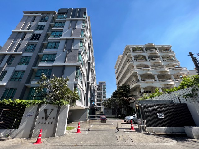 รายละเอียดเพิ่มเติม Code ID : BB 15528 ขาย   2,700,000   บาท- ขนาดพื้นที่ : 36.51- จำนวนห้อง :  1 ห้องนอน 1 ห้องน้ำ - ชั้น : 7     - อาคาร : 1  พิกัดทรัพย์ :  https://maps.app.goo.gl/7F2gQ1Aq8zq1rRaS9  สถานที่ใกล้เคียง  -ใกล้อิมพีเรียลเวิลด์ (สำโรง), โรงเรียนนานาชาติเซนต์แอนดรูว์ส -ใกล้รพ.มนารมย์, BTS แบริ่ง, บิ๊กซี สำโรง, ไบเทค บางนา, เซ็นทรัล บางนา สอบถามเพิ่มเติม/นัดชมโทร. 097-419-5982(พลอย)โทร. 096-932-4624(ออมสิน)Line : @panaya (มี@ด้านหน้า)ปรึกษาสินเชื่อฟรี 