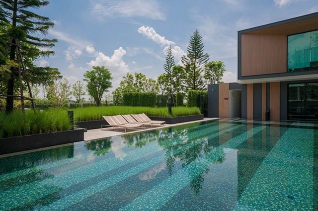 67-AM-TH002  ขายทาวน์โฮมหรู เนอวาน่า ดีไฟล์ ( Nirvana Define )ศรีนครินทร์-พระราม 9 ใกล้รถไฟฟ้าสายสีเหลือง ใกล้ทางด่วนพระราม 9 โครงการน่าอยู่ ปลอดภัย บ้านกว้างไม่อึดอัด รายละเอียด ทาวน์โฮม 3 ชั้น ( แบบ B ) ออกแบบเน้นพื้นที่ใช้สอย หน้าบ้านกว้างถึง 6.5 เมตร มี Double Volume ในบ้านเพิ่มความโปร่งโล่งเนื้อที่ 34 ตารางวา  / พื้นที่ใช้สอย 285 ตารางเมตร 3 ห้องนอน 3 ห้องน้ำ 1 ห้องน้ำแขก 1 ห้องแม่บ้าน2 ที่จอดรถ 