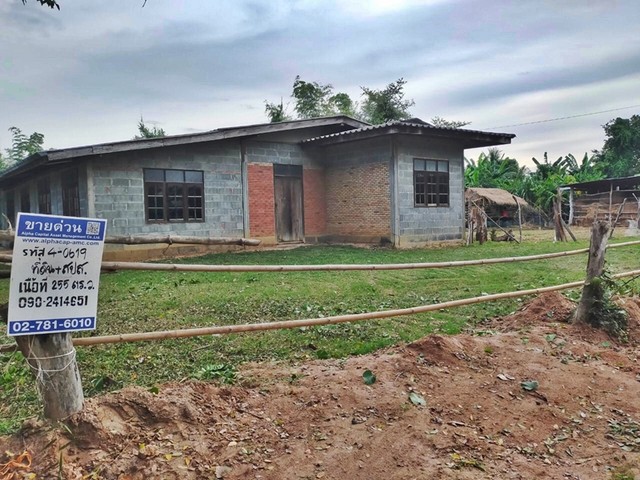 รายละเอียดเพิ่มเติม Code ID :  PAP4-0619 ขาย 1,100,000 บาท- ขนาดพื้นที่ :  255 ตรว.- พื้นที่ใช้สอย :  186.5 ตรม.- จำนวนห้อง :   2 ห้องนอน 2 ห้องน้ำ- ที่จอดรถ :  1 คัน     - บ้านหันไปทางทิศ : ตะวันตกเฉียงใต้ พิกัดทรัพย์ :  https://maps.app.goo.gl/JHNwMt8WdCbgj4XK6   สถานที่ใกล้เคียง  -ใกล้  โรงพยาบาลจอมพระ -ใกล้  โรงเรียนจอมพระประชาสรรค์ -ใกล้  วัดจอมพระ สุรินทร์ -ใกล้  ตลาดเย็นจอมพระสอบถามเพิ่มเติม/นัดชมโทร. 097-419-5982(พลอย)โทร. 096-932-4624(ออมสิน)Line : @p