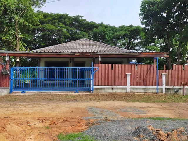 รายละเอียดเพิ่มเติม Code ID :  PAP2-0207 ขาย 970,000 บาท- ขนาดพื้นที่ : 84.6 ตรว.- พื้นที่ใช้สอย :  198 ตรม.- จำนวนห้อง :   2 ห้องนอน 2 ห้องน้ำ- ที่จอดรถ :    1 คัน  - บ้านหันไปทางทิศ : ตะวันออกเฉียงใต้ พิกัดทรัพย์ :  https://maps.app.goo.gl/FAySnZS2AXHy8oBu9   สถานที่ใกล้เคียง  -ใกล้  โรงพยาบาลสุรินทร์ -ใกล้  โรบินสัน ไลฟ์สไตล์ สุรินทร์ -ใกล้  บิ๊กซี ซูเปอร์เซ็นเตอร์ สุรินทร์ -ใกล้  ท่าอากาศยานสุรินทร์ภักดีสอบถามเพิ่มเติม/นัดชมโทร.