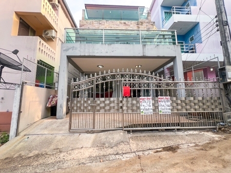 บ้านหรูสไตล์วิลล่าที่มีสระว่ายน้ำส่วนตัวสุดกว้าง อยู่ใจกลางเกาะสมุย  ที่มาพร้อมเฟอร์นิเจอร์ครบครัน เหมาะสำหรับครอบครัวใหญ่  ที่ตอบโจทย์ทุกความต้องการของคุณ .รายละเอียดบ้าน:- บ้านเดี่ยว 3 ชั้น- 4 ห้องนอน- 4 ห้องน้ำ- 1 ห้องครัวพร้อมอุปกรณ์ครบเซ็ต- ห้องนั่งเล่นกว้างขวาง พร้อมเฟอร์นิเจอร์ครบครัน- สระว่ายน้ำส่วนตัว.ราคาเช่าเริ่มต้น 55,000 - 60,000 บาท ต่อเดือนบ้านสวย ทำ