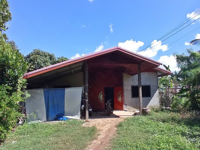 รายละเอียดเพิ่มเติม Code ID :  PAP2-0468 ขาย 1,733,000 บาท- ขนาดพื้นที่ :  1295 ตรว.- พื้นที่ใช้สอย :  322.25 ตรม.- จำนวนห้อง :   2 ห้องนอน 1 ห้องน้ำ- ที่จอดรถ :    1 คัน  - บ้านหันไปทางทิศ : ตะวันตกเฉียงใต้ พิกัดทรัพย์ :    https://maps.app.goo.gl/YNbkEK6zDXtYixwn6 สถานที่ใกล้เคียง  -ใกล้  โรงพยาบาลส่งเสริมสุขภาพตำบลบ้านเสียว -ใกล้  โรงเรียนบ้านลาดสระบัว -ใกล้  โรงเรียนวังมนวิทยาคาร -ใกล้  วัดสว่างมีชัยหนองแต้สอบถามเพิ่มเติม/นัดชมโ�