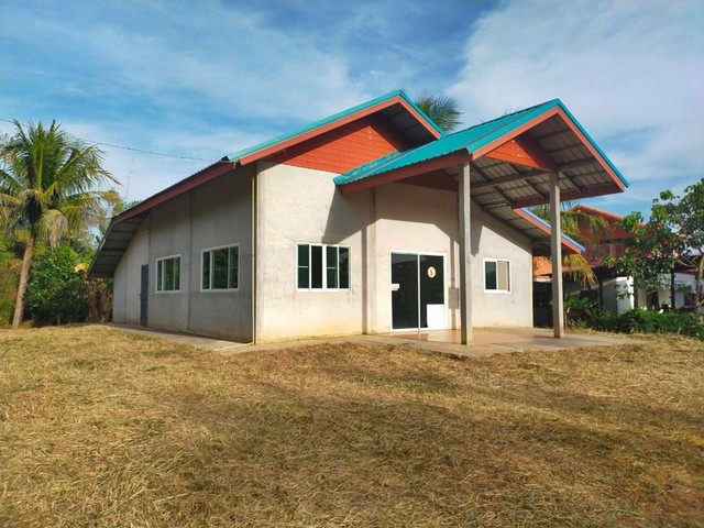 รายละเอียดเพิ่มเติม Code ID :  PAP3-0483 ขาย  870,000 บาท- ขนาดพื้นที่ :  261 ตรว.- พื้นที่ใช้สอย :  61 ตรม.- จำนวนห้อง :   2 ห้องนอน 2 ห้องน้ำ- ที่จอดรถ :   2 คัน    - บ้านหันไปทางทิศ :  ตะวันตกเฉียงใต้  พิกัดทรัพย์ :  https://maps.app.goo.gl/bvaFkcBY7tLzupxeA   สถานที่ใกล้เคียง  -ใกล้  โรงเรียนนาดีหลุมข้าววิทยา -ใกล้  วัดสวนป่า บ้านดอนยานาง -ใกล้  วัดบูรพาโคกเครือ -ใกล้  โรงเรียนดอนยานางศึกษาสอบถามเพิ่มเติม/นัดชมโทร. 097-419-5982(พลอย)โทร. 096-