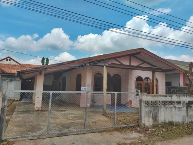 รายละเอียดเพิ่มเติม Code ID :  PAP8-0090 ขาย 863,550  บาท- ขนาดพื้นที่ :  62.5 ตรว.- พื้นที่ใช้สอย :  128 ตรม.- จำนวนห้อง :   2 ห้องนอน 2 ห้องน้ำ- ที่จอดรถ :   1 คัน    - บ้านหันไปทางทิศ : ตะวันออก พิกัดทรัพย์ :  https://maps.app.goo.gl/Bd9xiCP56BTEe4bo6   สถานที่ใกล้เคียง  -ใกล้  โรงพยาบาลกาฬสินธุ์-ธนบุรี -ใกล้  โลตัส กาฬสินธุ์ -ใกล้  ตลาดสดทุ่งนาทอง -ใกล้  วัดใต้โพธิ์ค้ำสอบถามเพิ่มเติม/นัดชมโทร. 097-419-5982(พลอย)โทร. 096-932-4624(ออมสิน)Line : @panaya (มี@ด้านห�