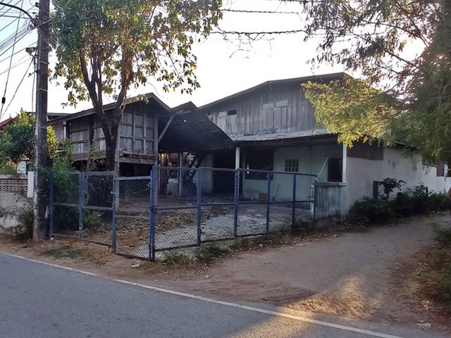 รายละเอียดเพิ่มเติม Code ID :  PAP5-0136 ขาย  825,000 บาท- ขนาดพื้นที่ :  82 ตรว.- พื้นที่ใช้สอย :  292 ตรม.- จำนวนห้อง :   3 ห้องนอน 2 ห้องน้ำ- ที่จอดรถ :   2 คัน    - บ้านหันไปทางทิศ : ตะวันออก พิกัดทรัพย์ :  https://maps.app.goo.gl/MNjTSjuwihn5c44B6    สถานที่ใกล้เคียง  -ใกล้  วัดโพธิ์ศรีบ้านสะอาด -ใกล้  โรงพยาบาลฆ้องชัย -ใกล้  วัดบ้านเหล่าแดง -ใกล้  โรงเรียนฆ้องชัยวิทยาคมสอบถามเพิ่มเติม/นัดชมโทร. 097-419-5982(พลอย)โทร. 096-932-4624(ออมสิน)Line : @panaya (มี@�