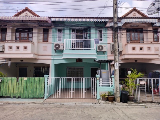 ขาย ทาวน์เฮ้าส์ 2 ชั้น หมู่บ้าน เค.ซี.4 รามอินทรา หทัยราษฎร์ 39 ซอยวัดแป้นทอง บ้านอยู่ต้นซอย รีโนเวทใหม่พร้อมอยู่  เนื้อที่ 18 ตารางวา 3 ห้องนอน 2 ห้องน้ำ ที่ตั้ง : หมู่บ้านเค.ซี.4 ซ.หทัยราษฎร์ 39 แขวงสามวาตะวันตก เขตคลองสามวา กรุงเทพมหานคร 10510บ้านเลขที่ 38/19  เนื้อที่ 18 ตารางวา ราคา 2,050,000บาท จุดเด่นทำเลดีมาก ใกล้แฟชั่นไอส์แลนด์ ใกล้ตลาดและร้านค้า  เข้าออกหมู่บ้านทางเดียว ติด